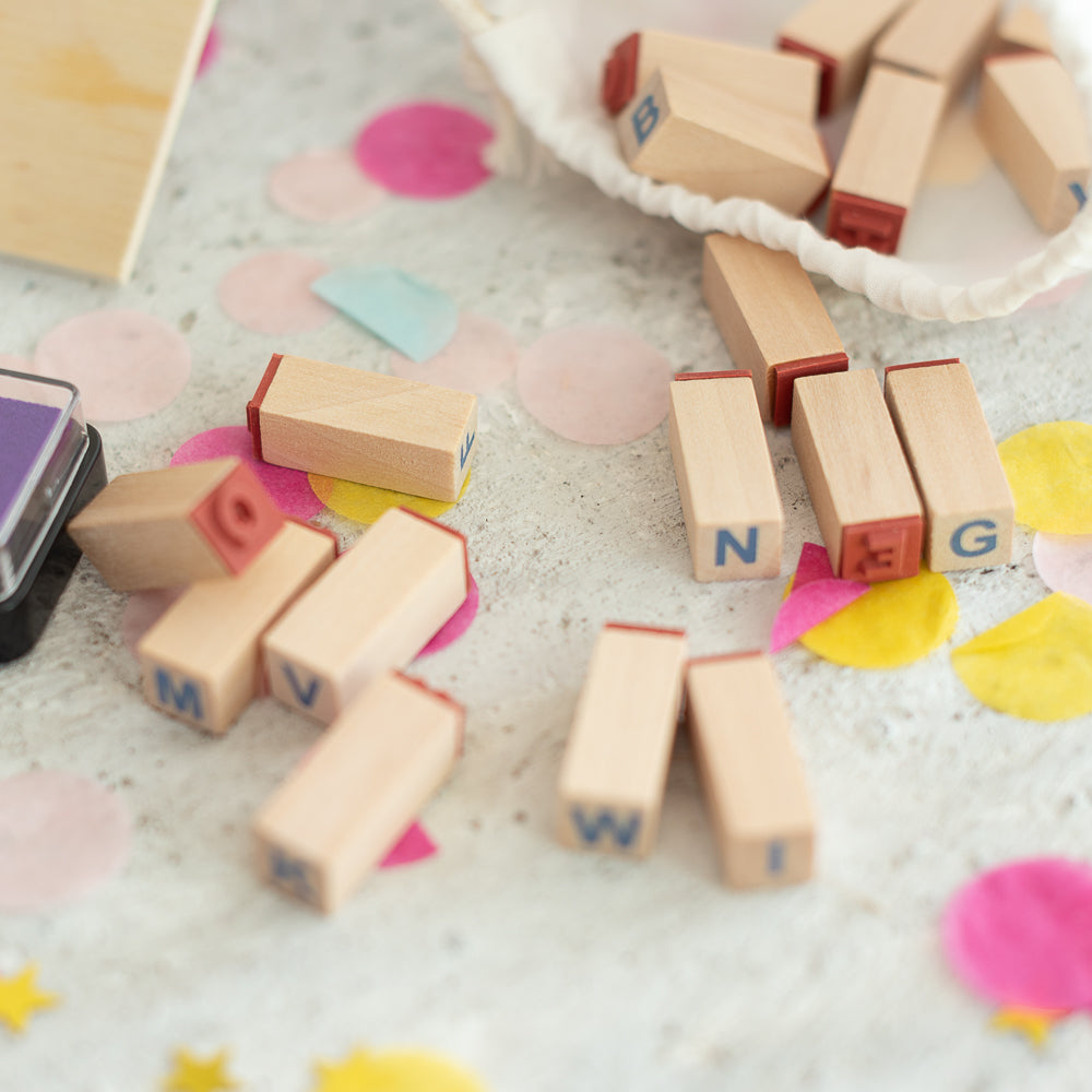 Personalisiertes Geschenk zur Einschulung: Kleine Holzkiste mit Buchstabenstempeln