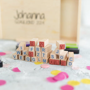 Personalisiertes Geschenk: Kleine Holzkiste mit Buchstabenstempeln